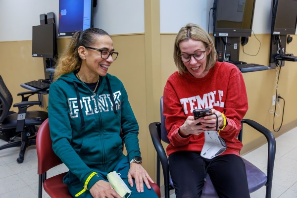 Christie G. shows Eida C. the photo of her kidney.