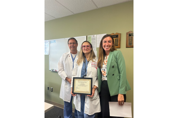 Dr. Grachevskaya (center) receives the Physician Kudos Award from Dr. Henderer (left) and Claire Raab, MD, President & CEO of Temple Faculty Physicians (right).
