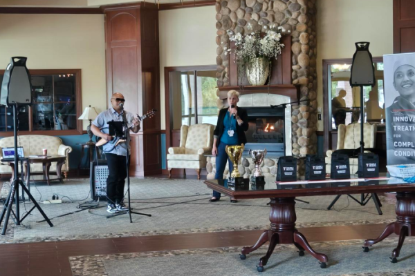 Tania Salaneck and Jaime Bartolme, winners of Temple Women & Families’ Temple’s Got Talent contest.