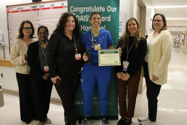 Jackie celebrates her DAISY Award with her colleagues.